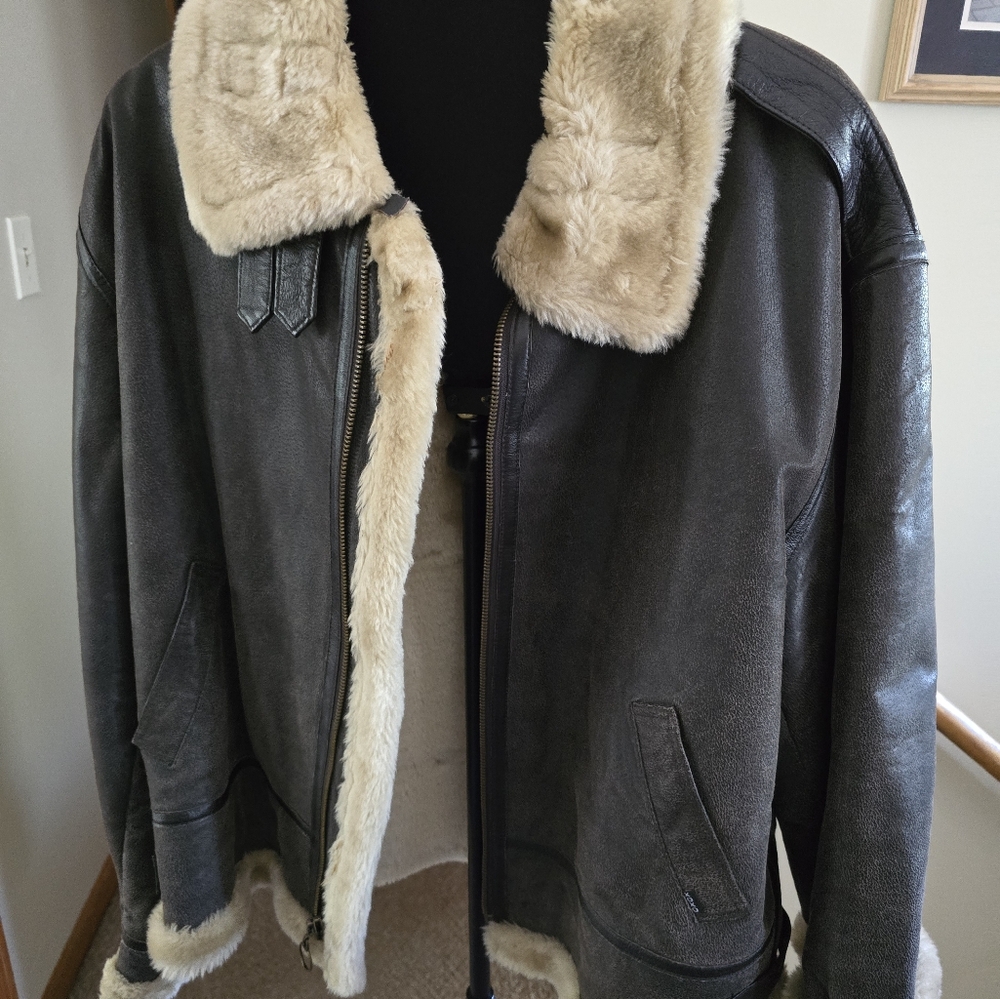 Ladies leather jacket with Fur like trim and lining.